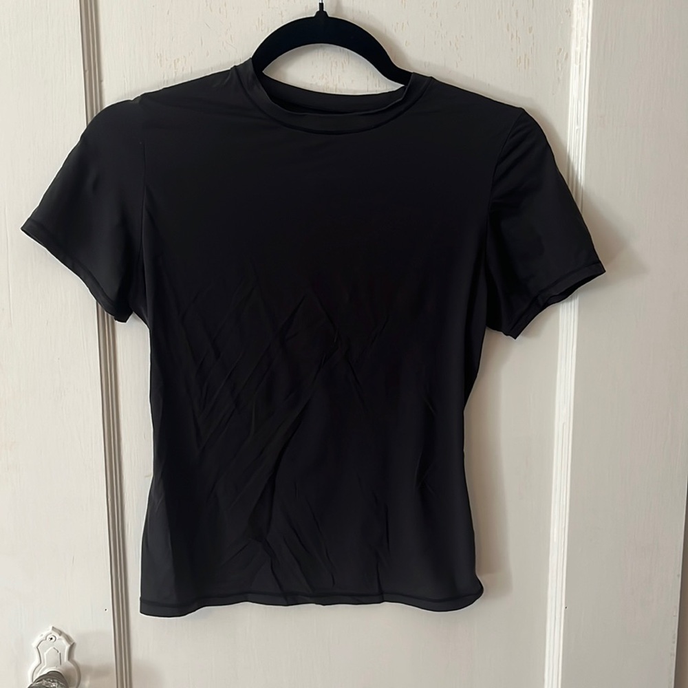 Skims Fits Everybody Black/Onnyx T-shirt. Gently worn and in great condition!